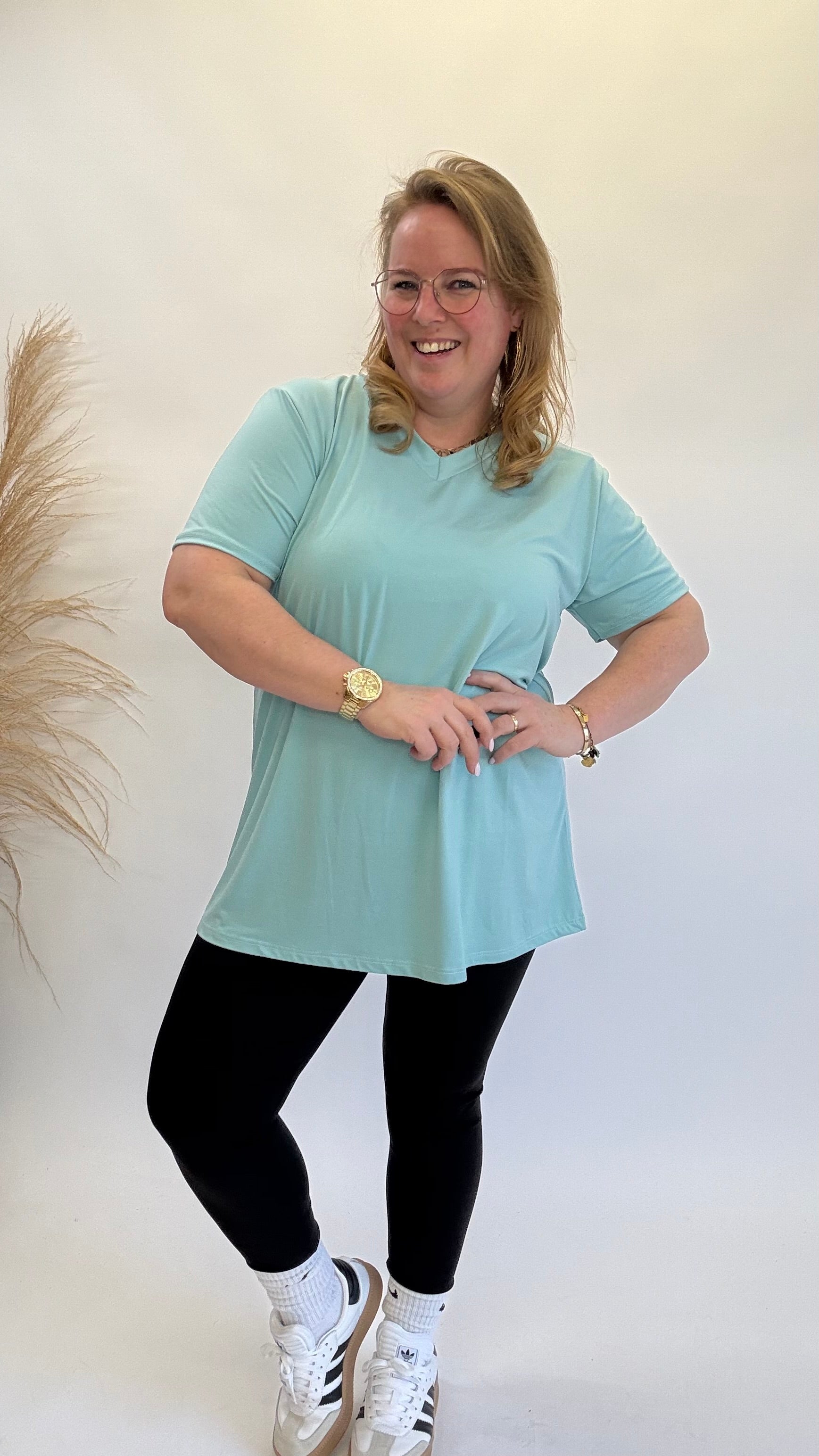 BASIC T-SHIRT V-AUSSCHNITT - 1366