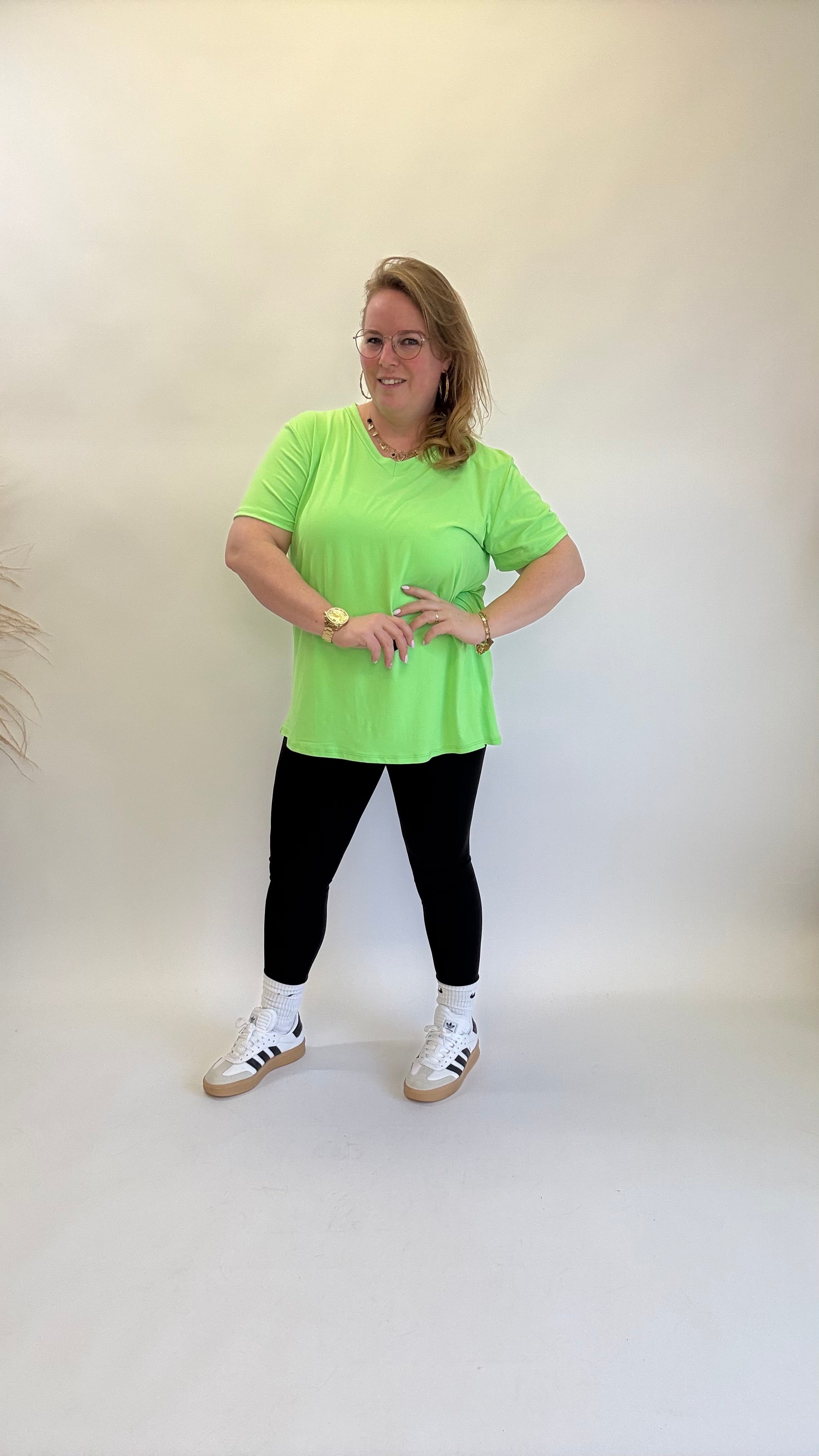 BASIC T-SHIRT V-AUSSCHNITT - 1366
