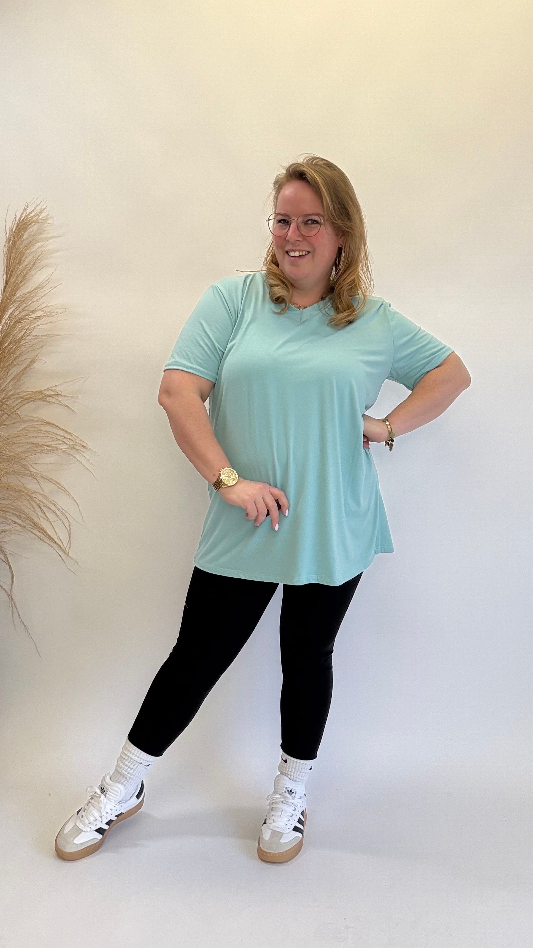 BASIC T-SHIRT V-AUSSCHNITT - 1366