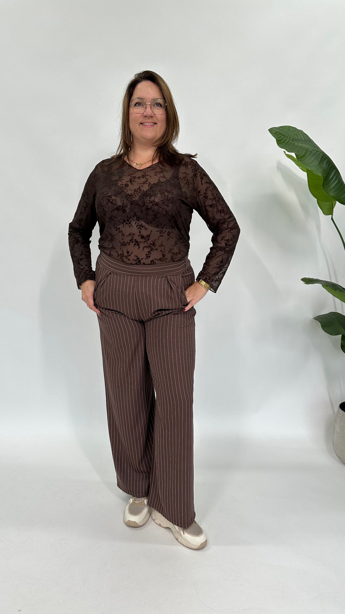 MESH TOP FLOWERS V-HALS ESPRESSO