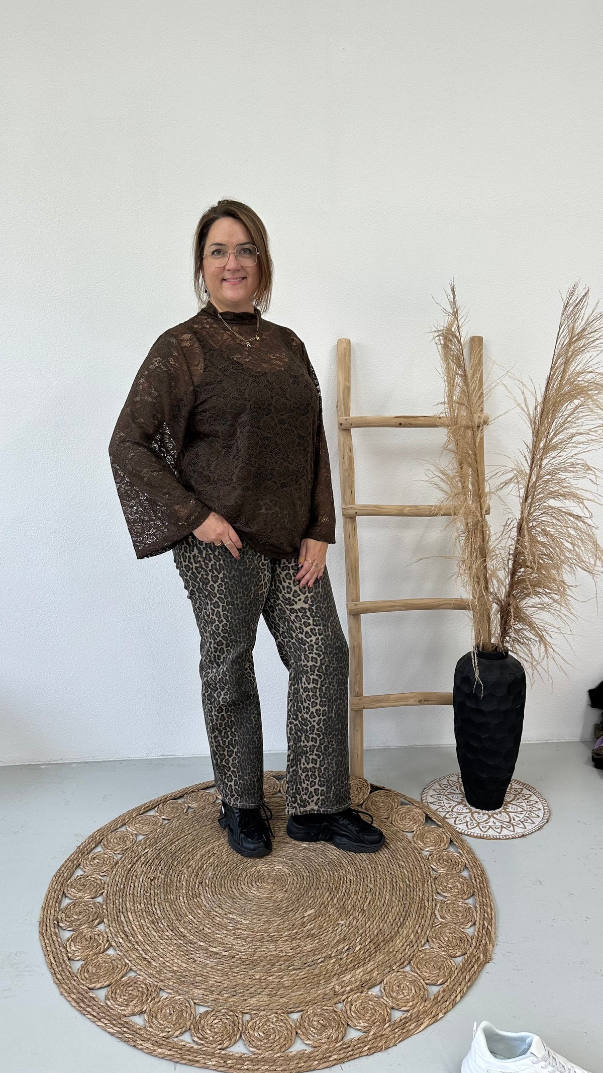 LACE TOP MET TROMPET MOUW BRUIN