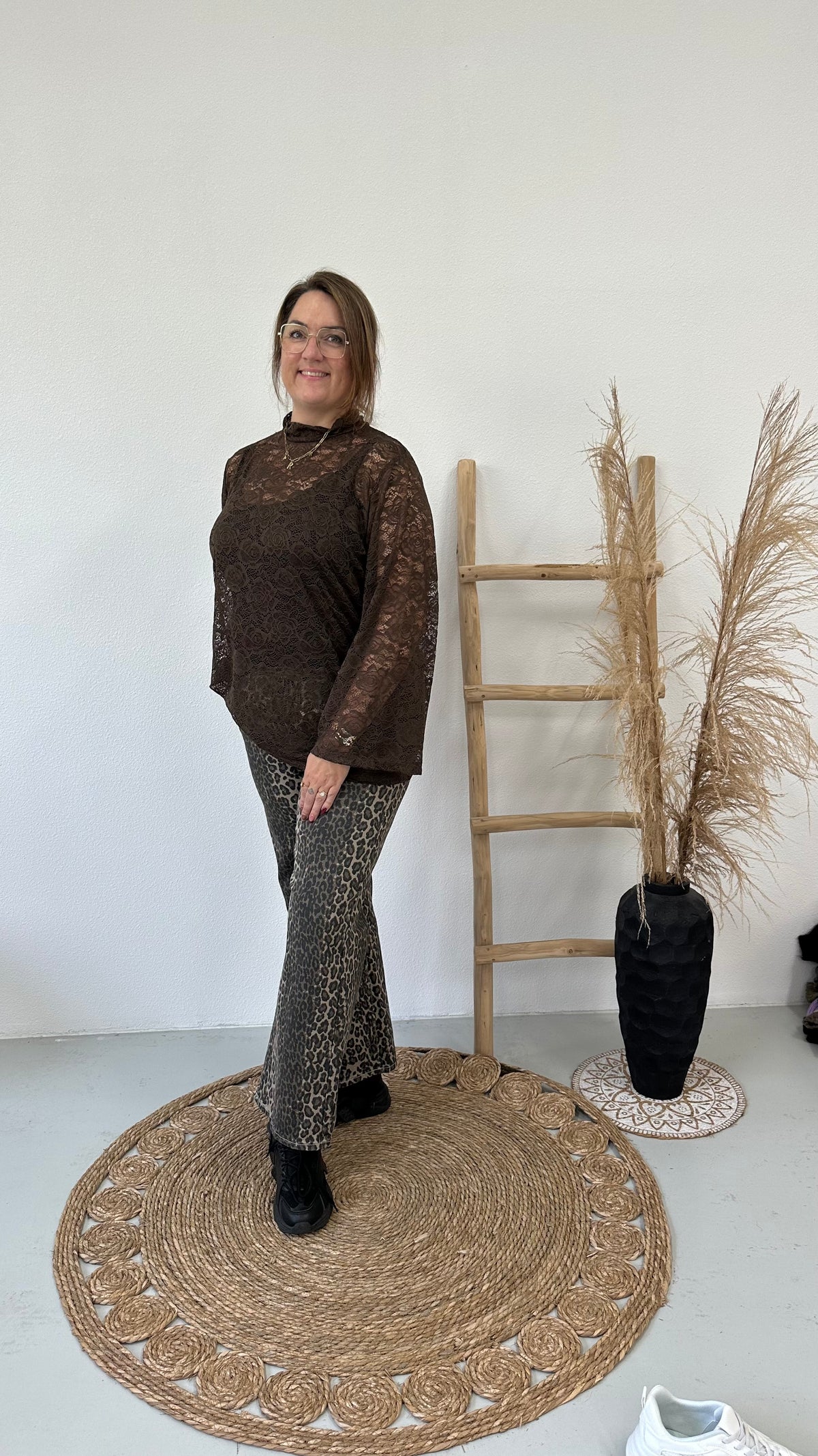 LACE TOP MET TROMPET MOUW BRUIN