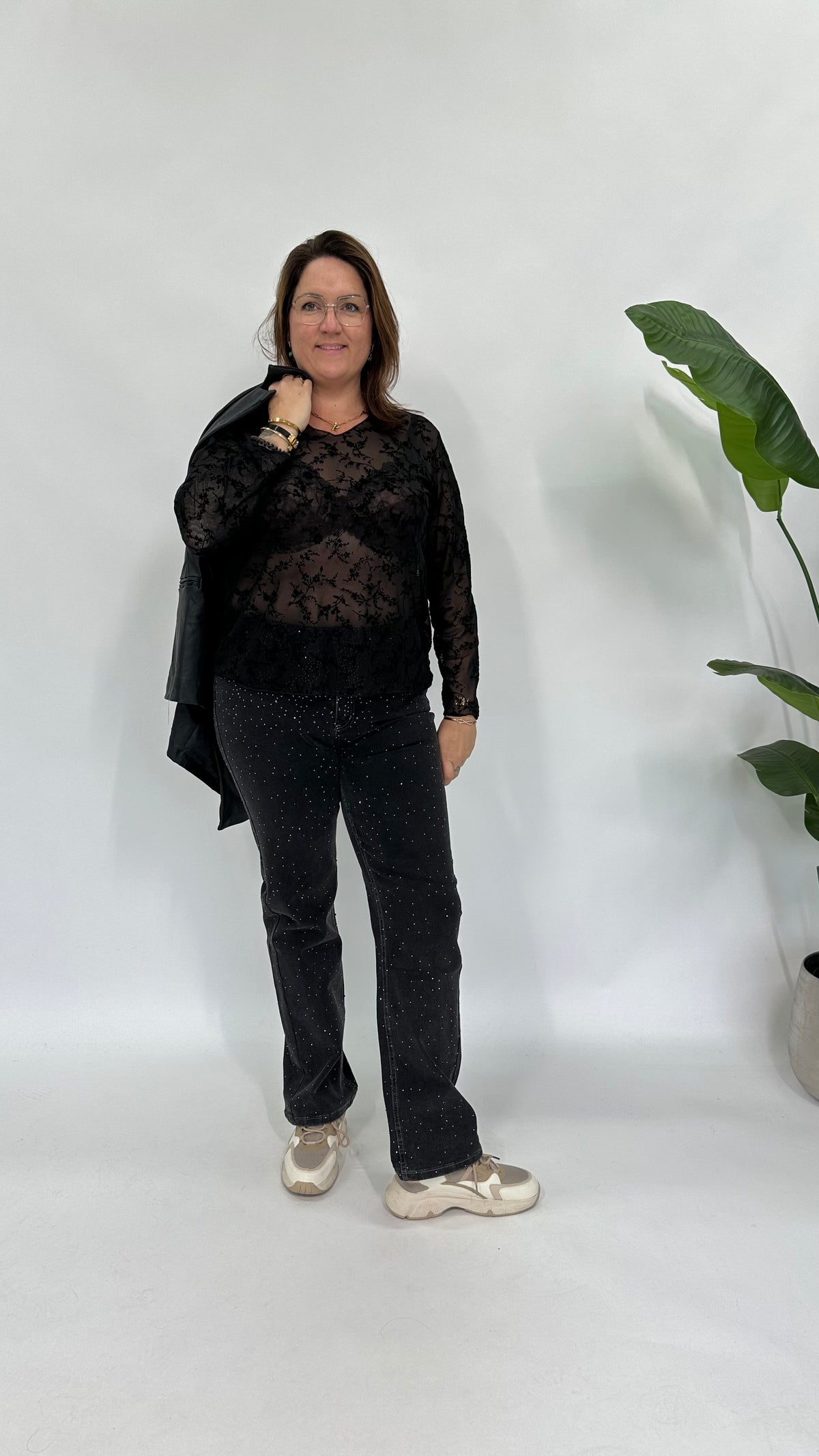 MESH TOP FLOWERS V-HALS ZWART