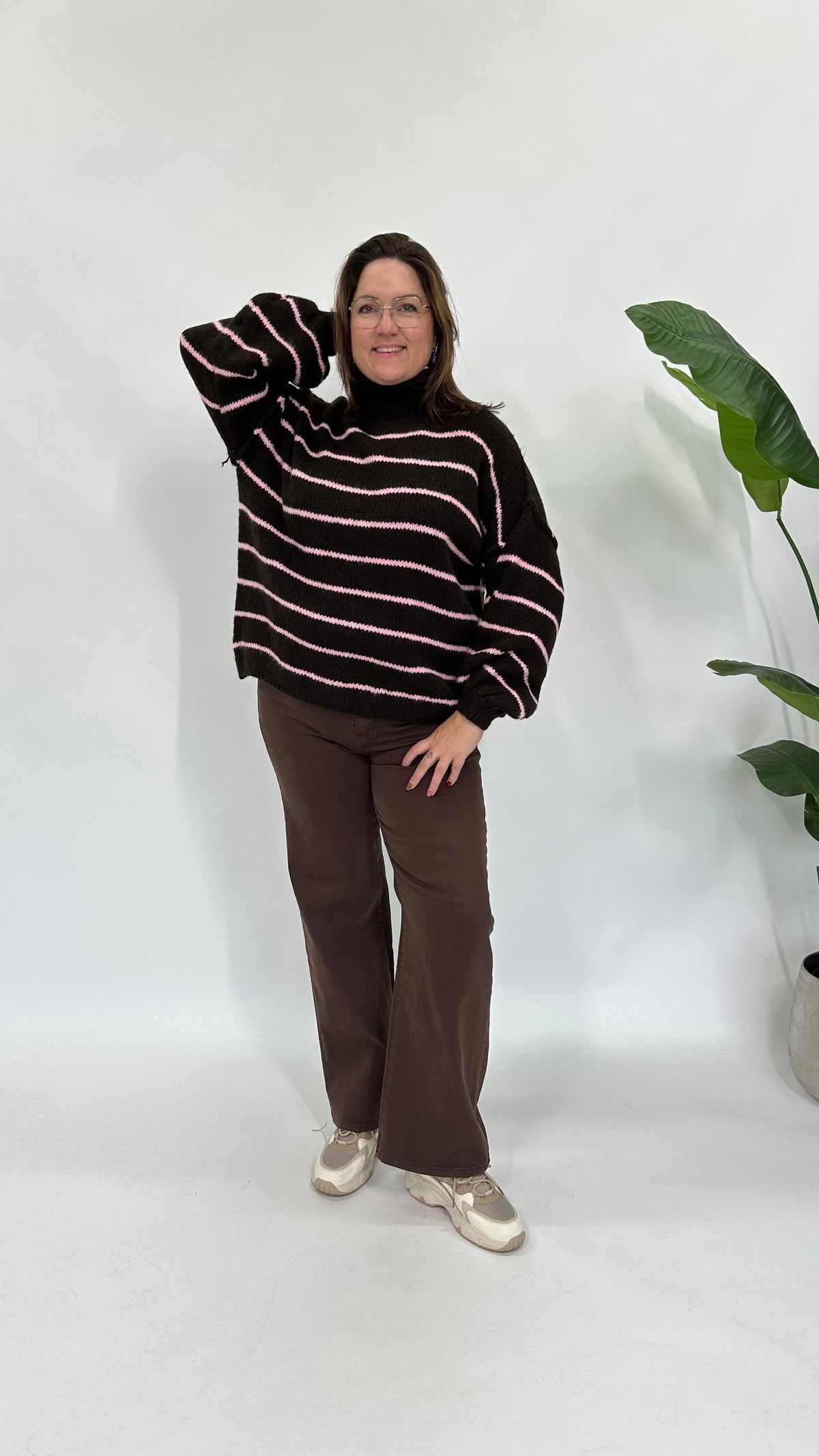 STREEP KNIT MET BALLONMOUW ESPRESSO