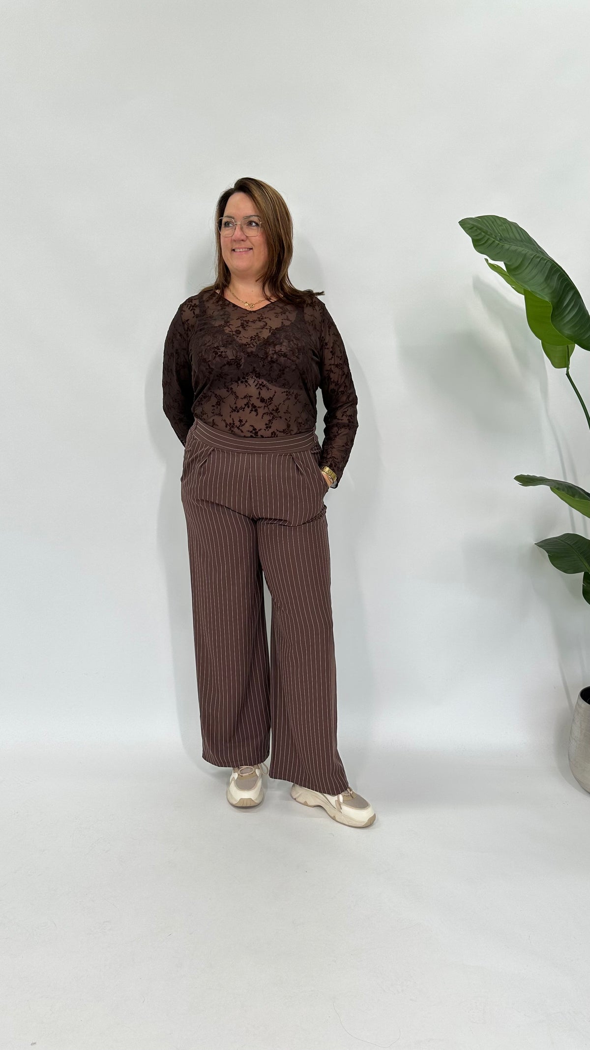 MESH TOP FLOWERS V-HALS ESPRESSO