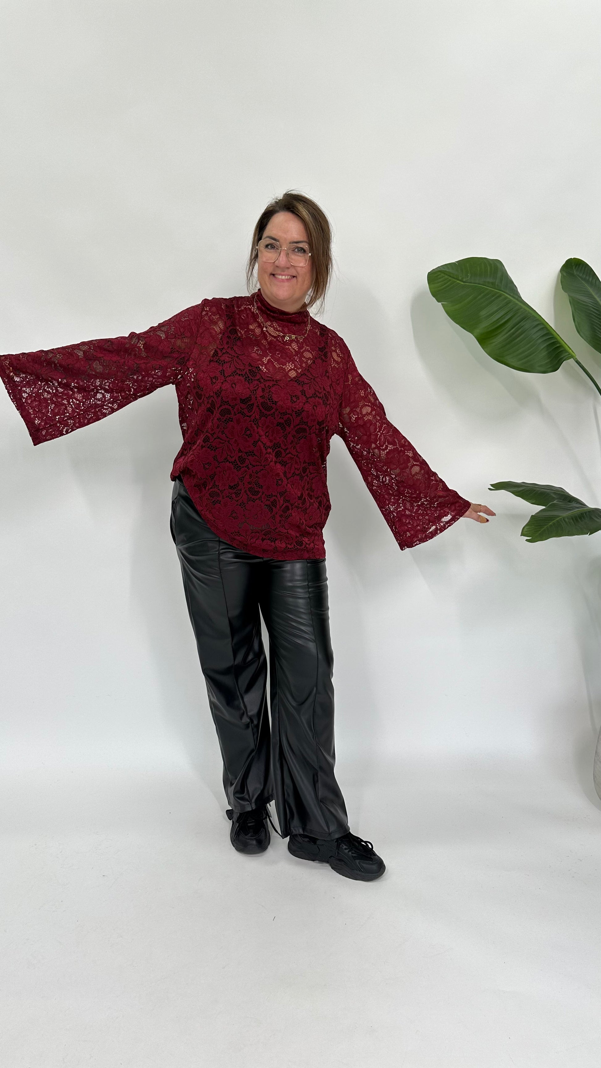 LACE TOP MET TROMPET MOUW BORDEAUX
