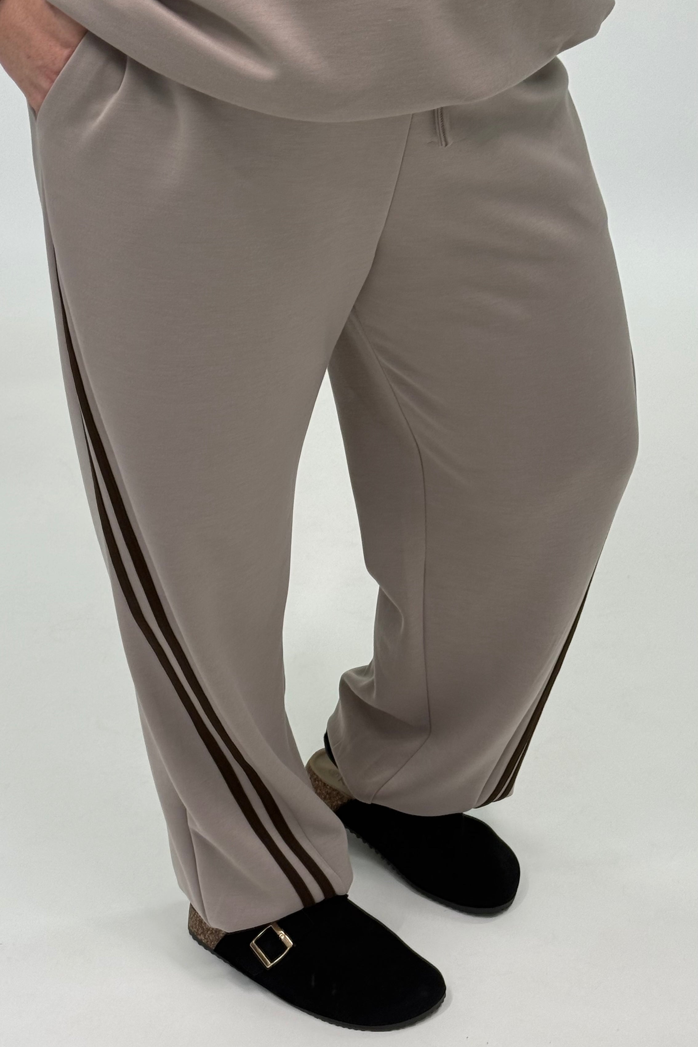 SPORTI JOGGER MET DUBBELE STREEP TAUPE