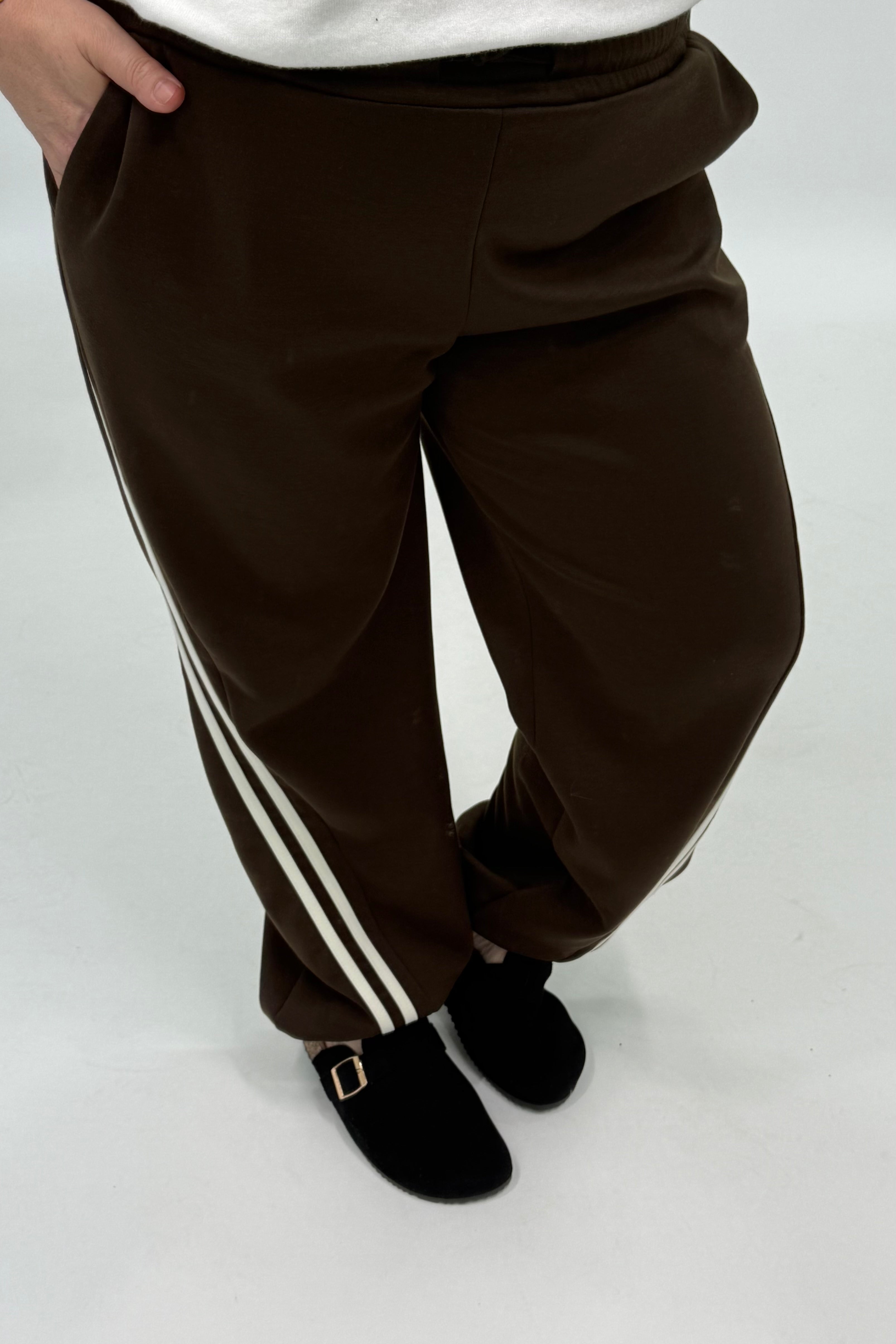 SPORTI JOGGER MET DUBBELE STREEP ESPRESSO