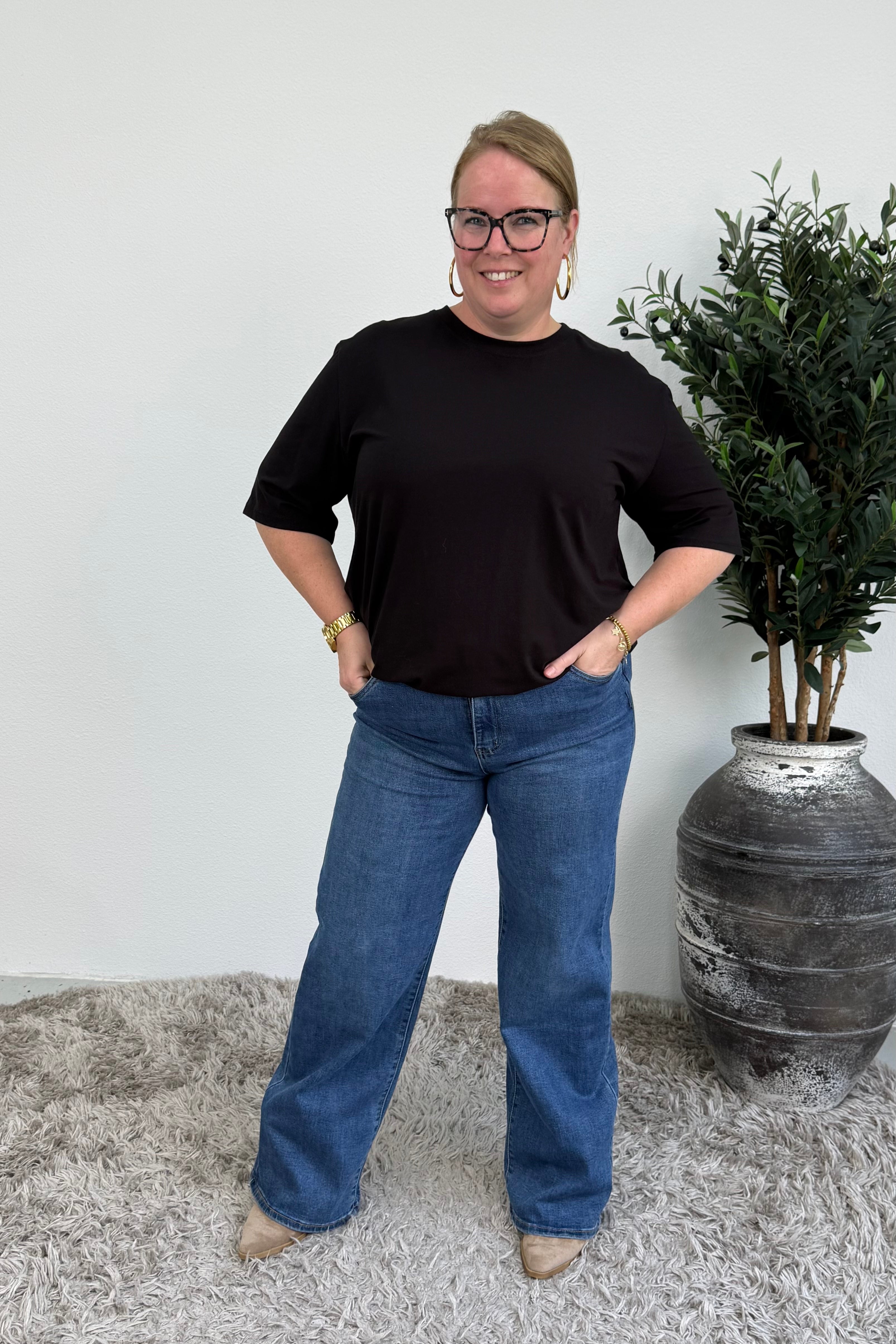 BASIC T-SHIRT LINNIES THE LABEL ZWART