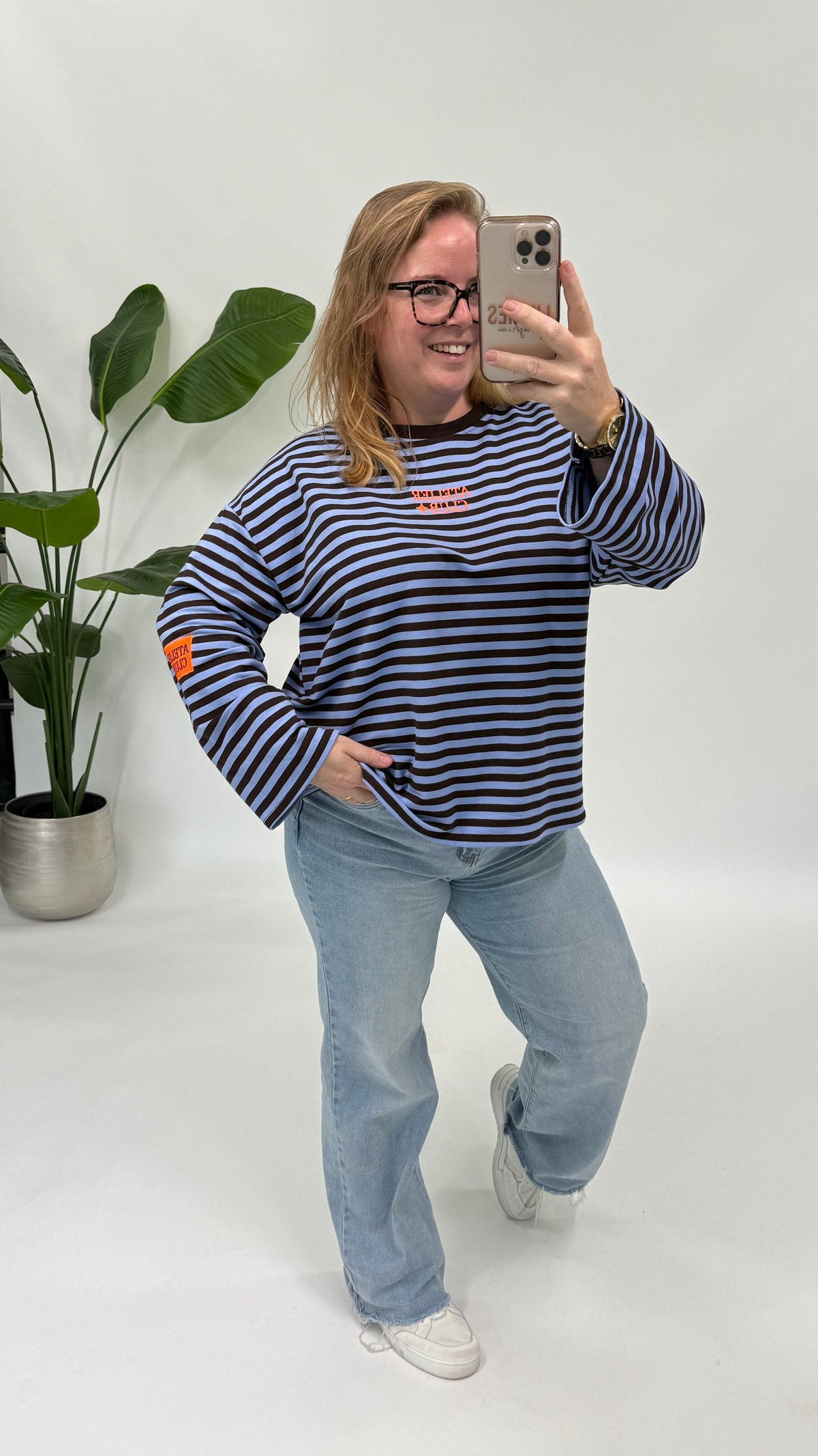 ATELIER CLUB STREEP SWEATER ESPRESSO/BLAUW