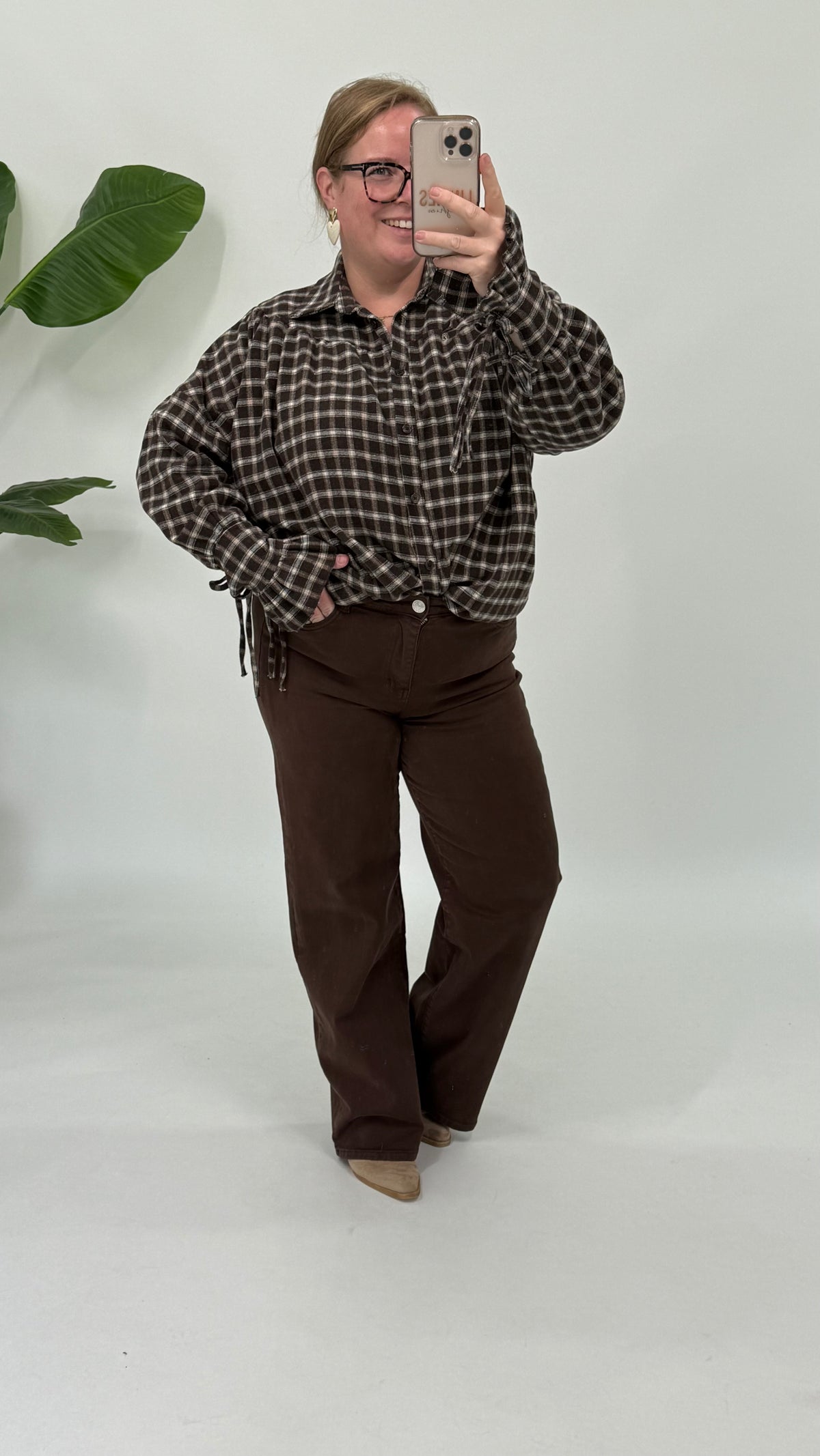 GERUITE BLOUSE MET TROMPETMOUWEN ESPRESSO