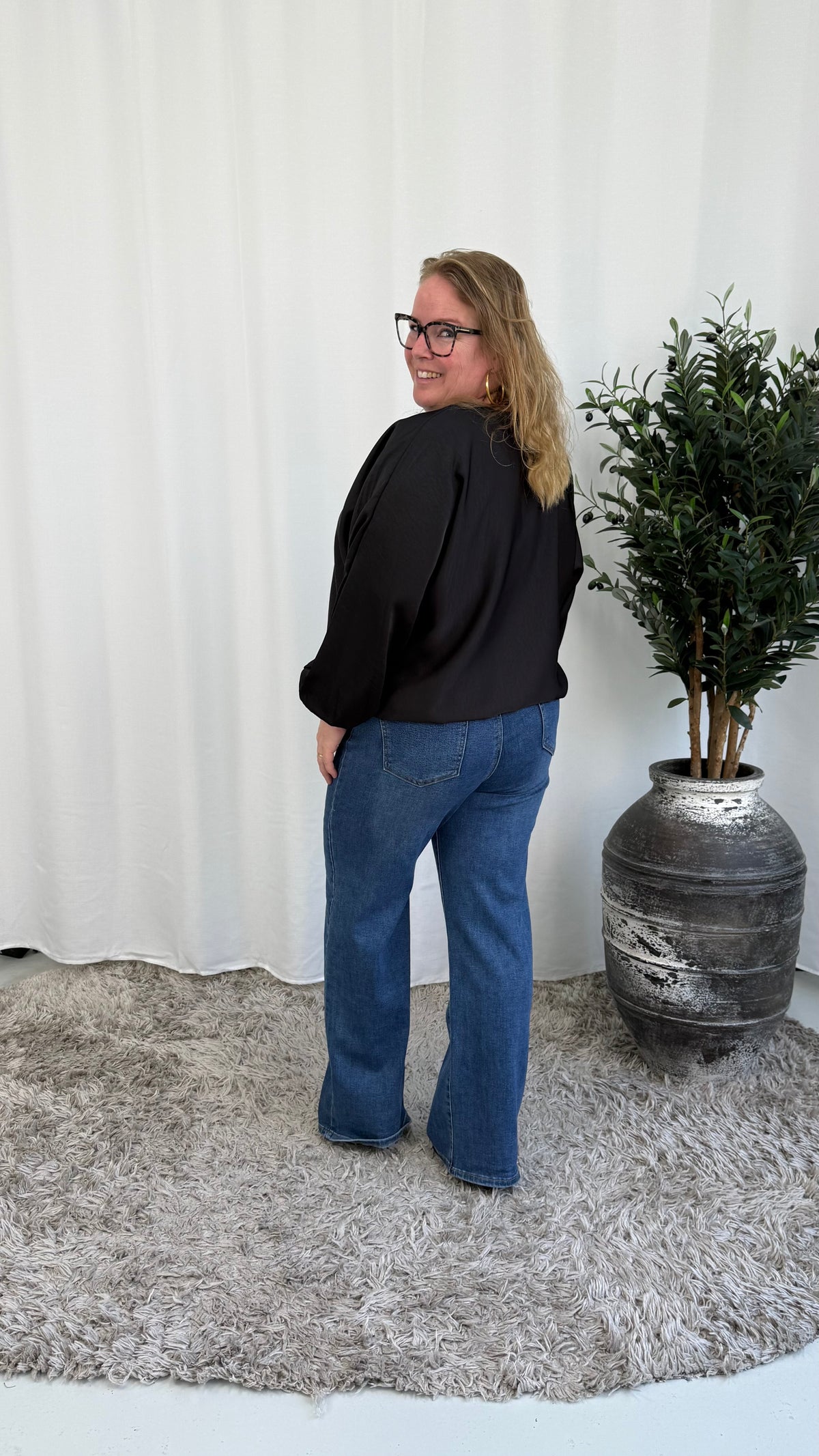 SILK LOOK TOP ZWART