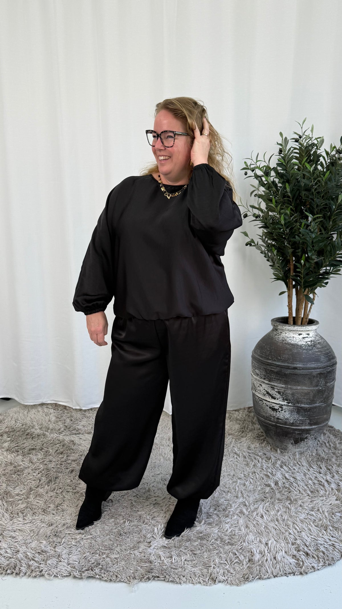 SILK LOOK TOP ZWART