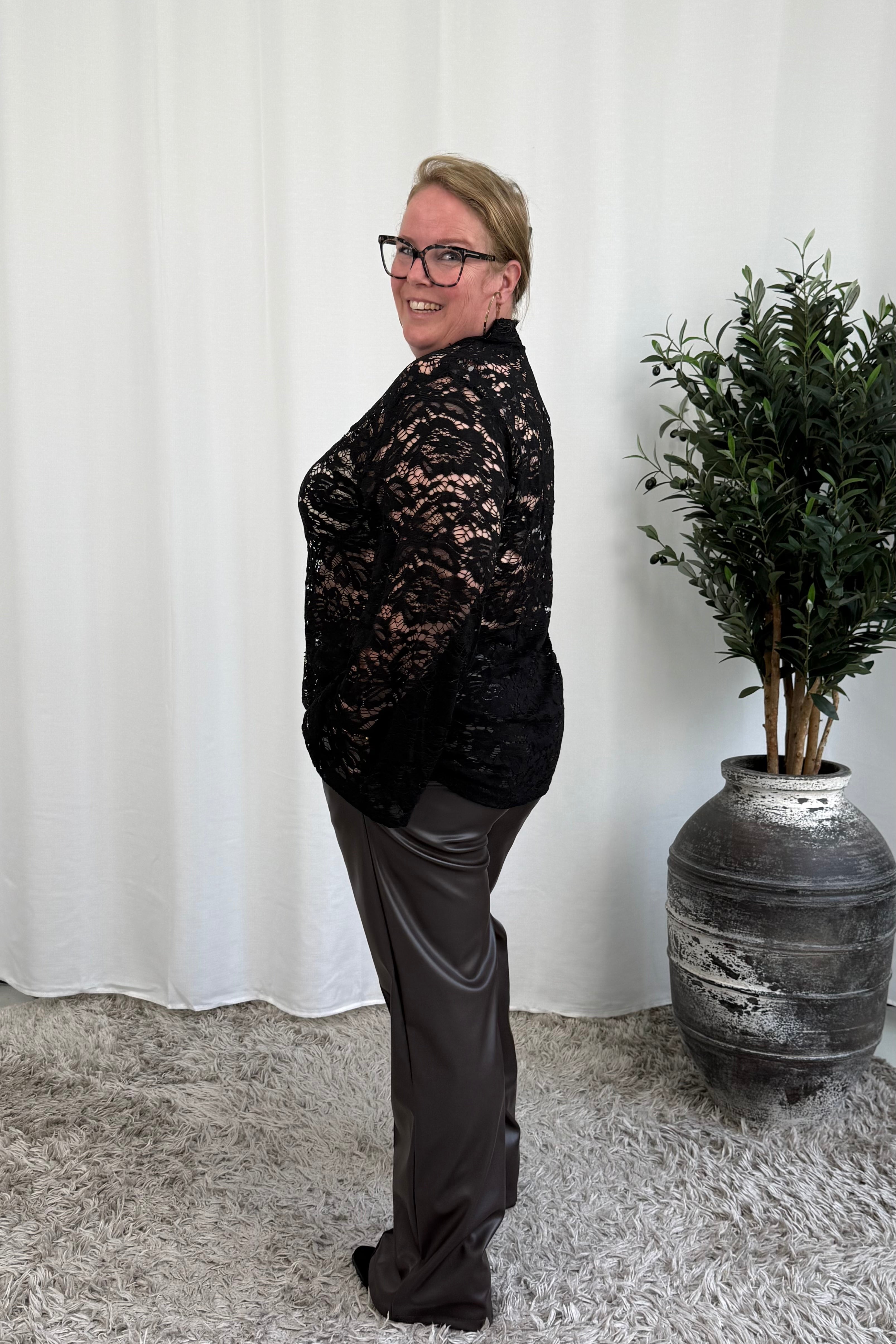 LACE TOP MET TROMPET MOUW ZWART