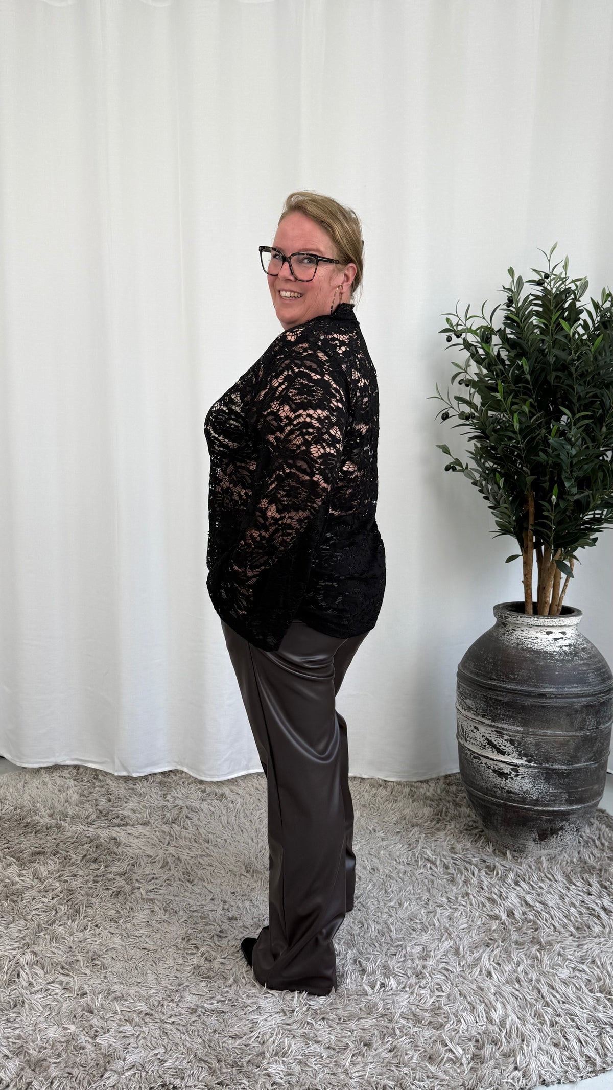 LACE TOP MET TROMPET MOUW ZWART