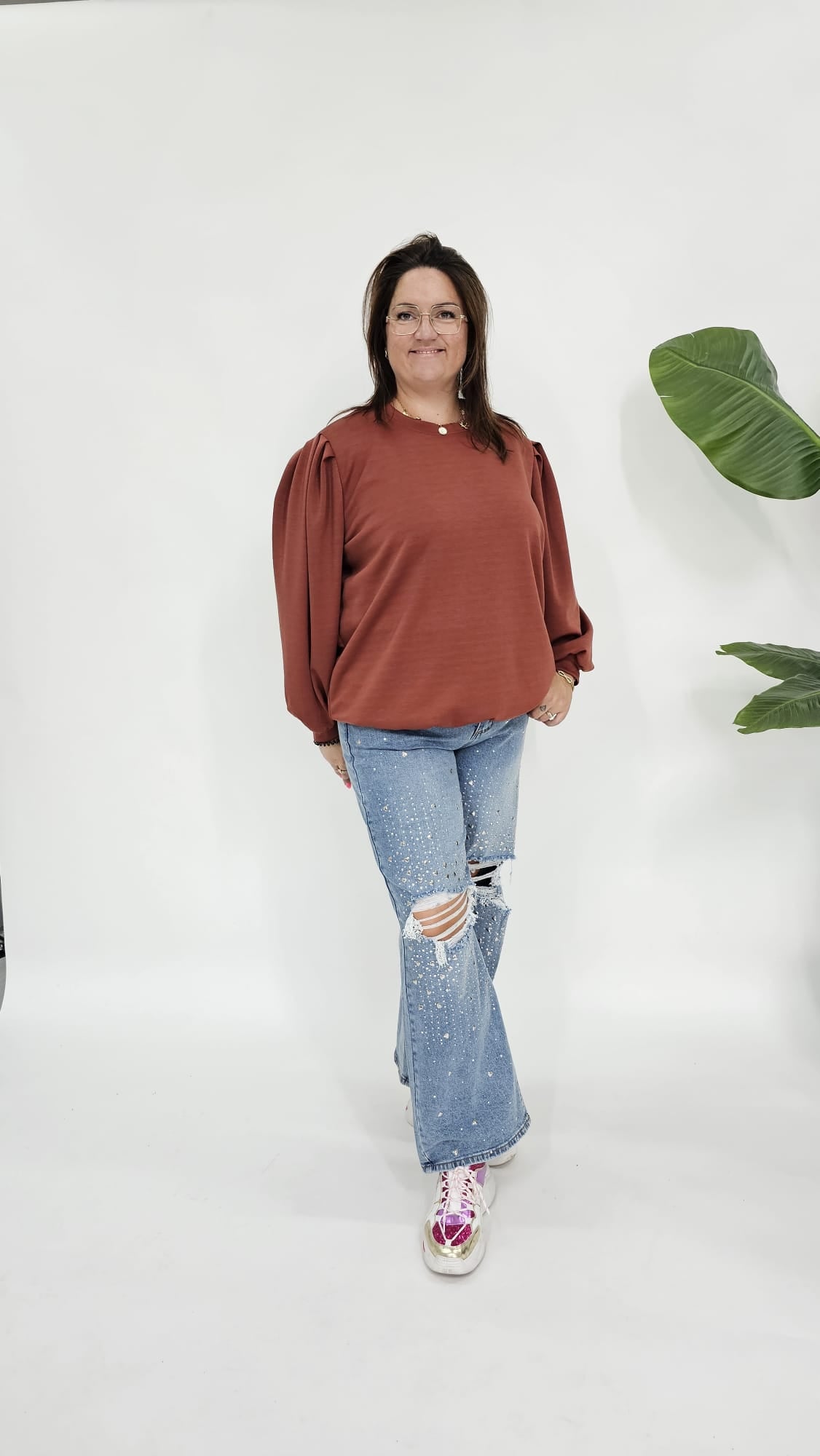 BASIC SWEATER MET POFMOUW BRIQUE